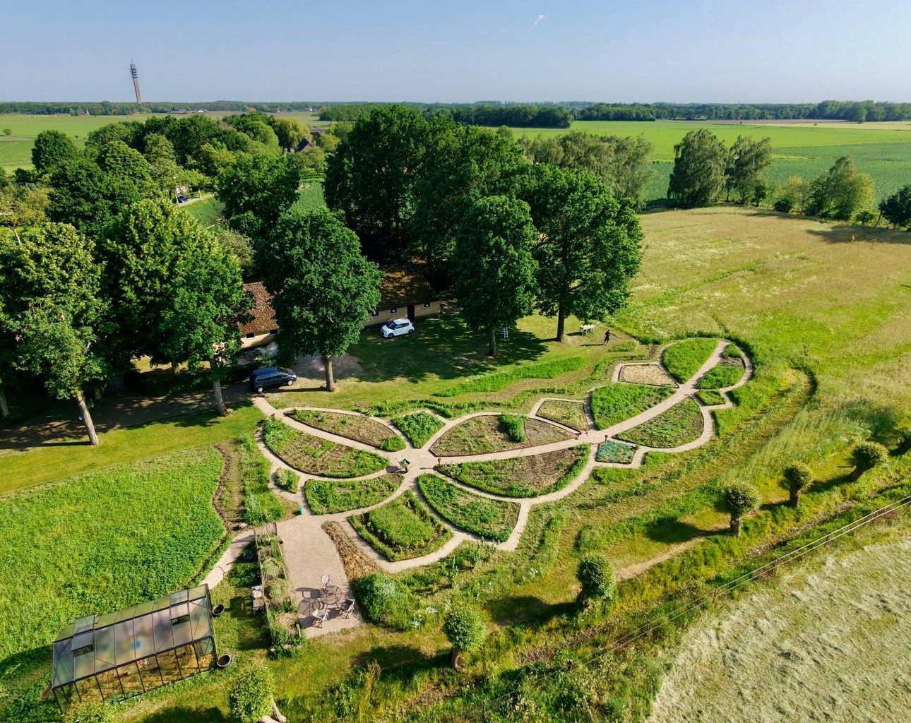Luchtfoto van een eetbare siertuin in Gemert